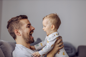 5 avantages de faire garder bébé sans culpabiliser : retrouver la joie d'être parent